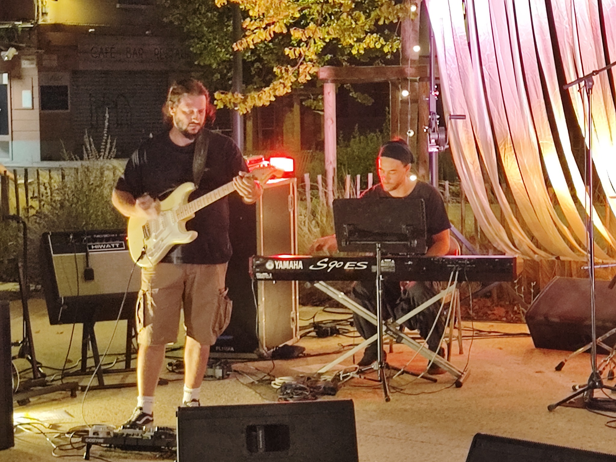 Guitare et claviers sur scène
